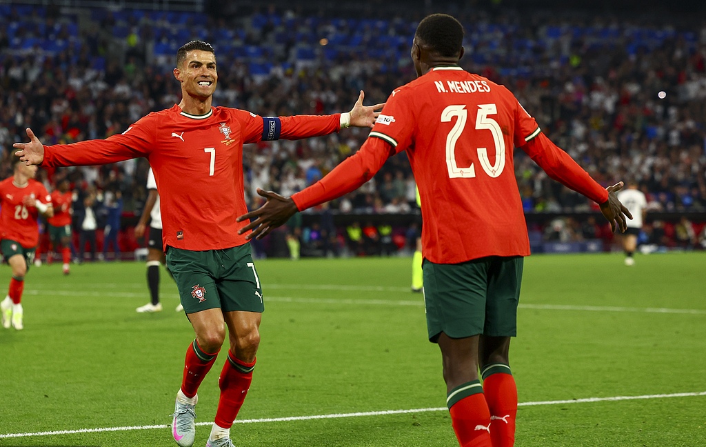 爱游戏-包含奥地利队完胜葡萄牙队，梁靖崑统治全场的词条