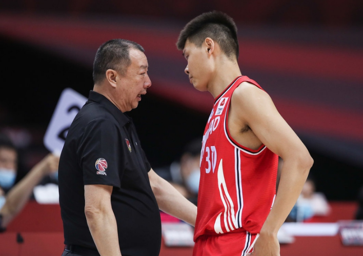 爱游戏官网-四川队横扫尼克斯，麦科勒姆惊艳四座