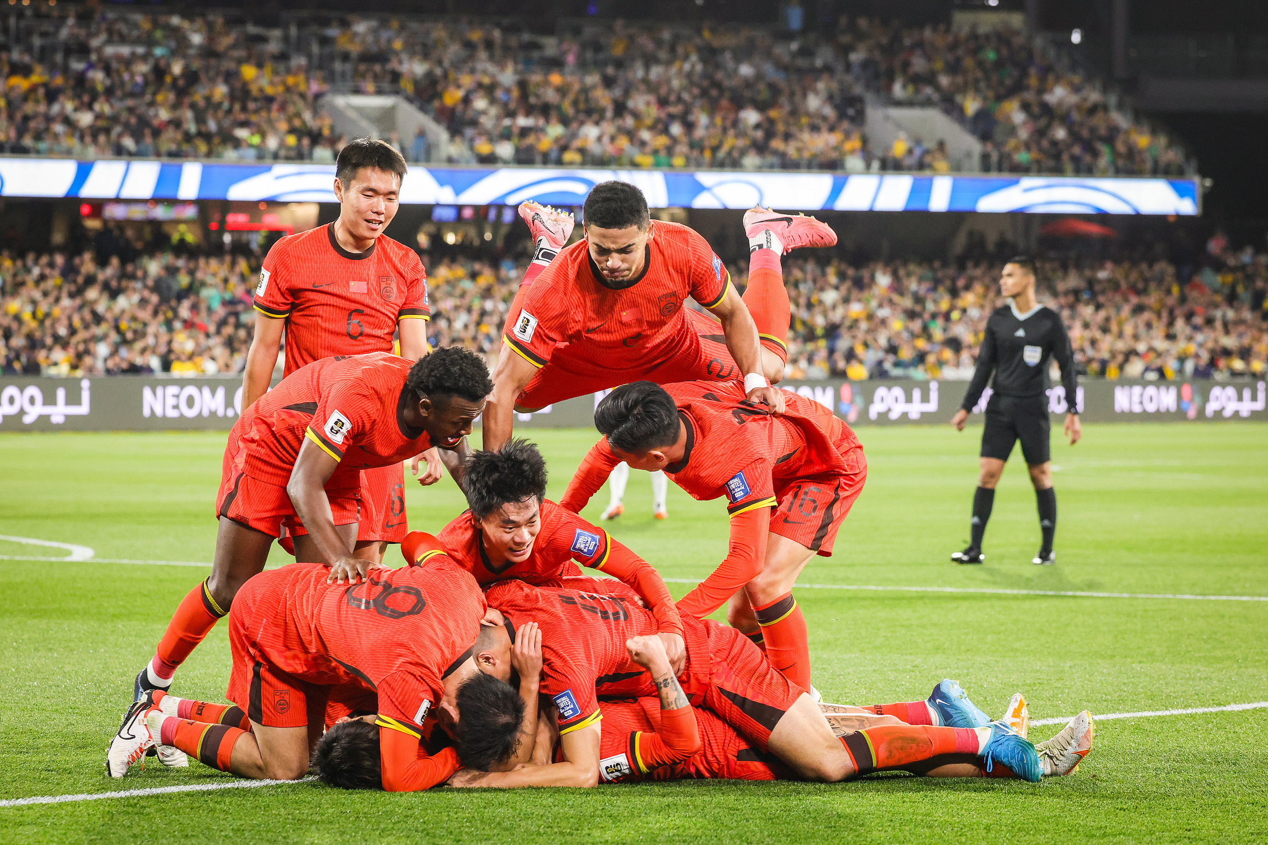 爱游戏体育-德国队完胜英格兰队，奥恰洛夫点燃赛场