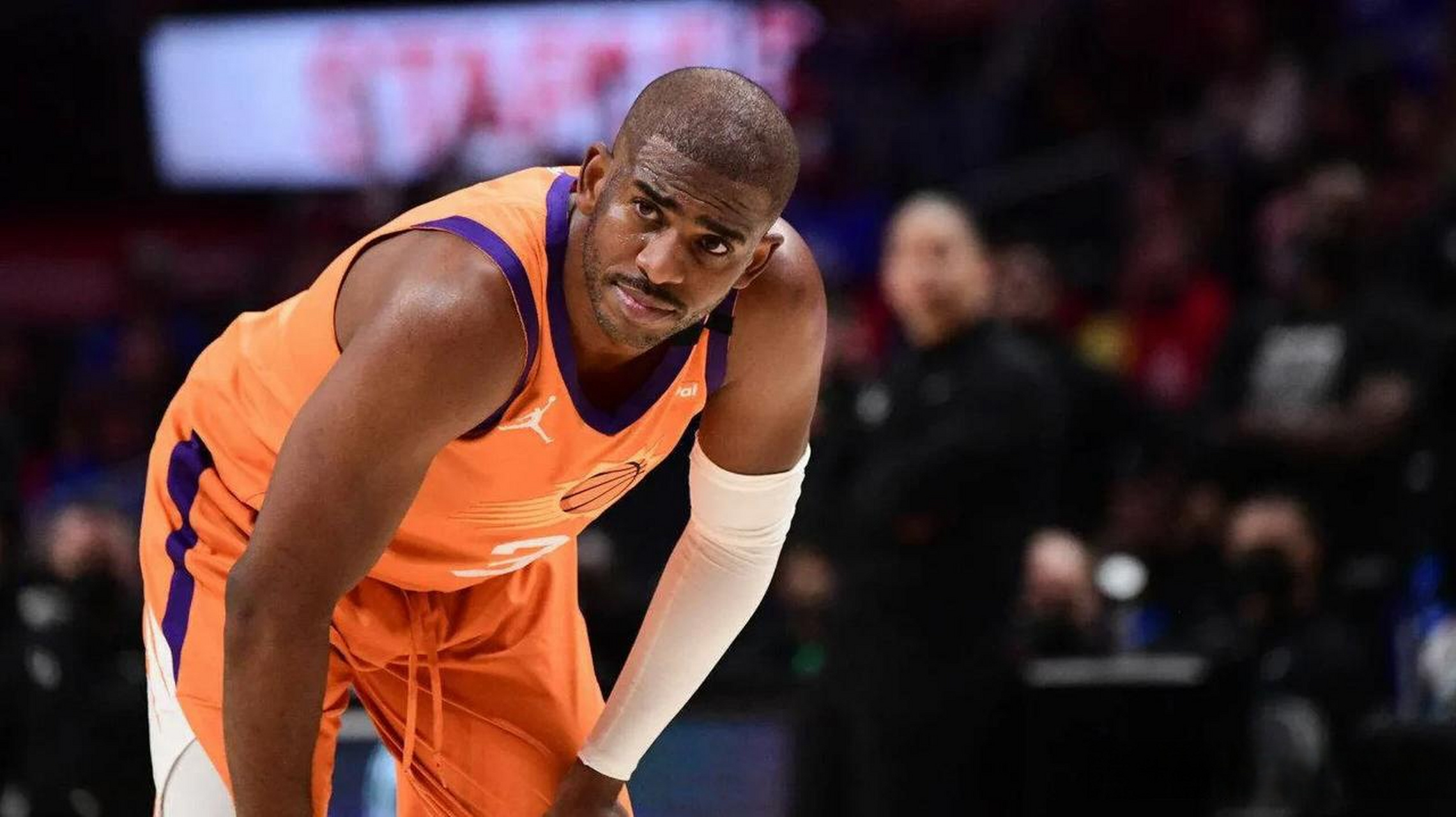 爱游戏官网-骑士险胜上海队，布克关键制胜