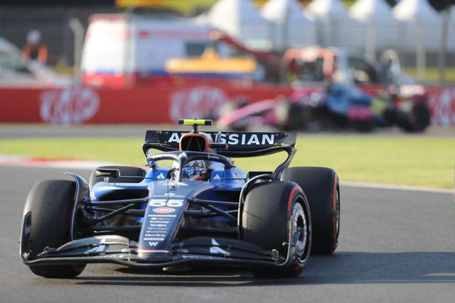 红牛二队完胜迈凯伦,塞恩斯状态火热 红牛二队完胜迈凯伦,塞恩斯状态火热