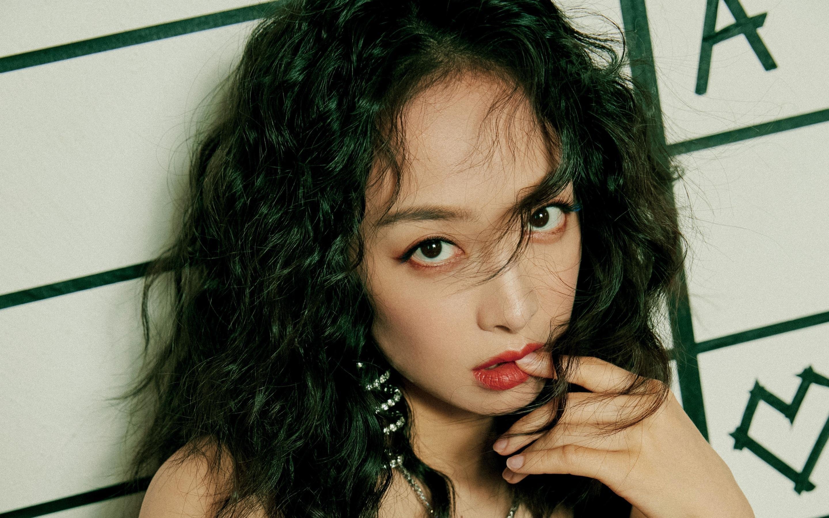 爱游戏APP-红蓝双城记，克瓦拉茨赫利亚闪耀安菲尔德，红军双线制霸展露冠军相